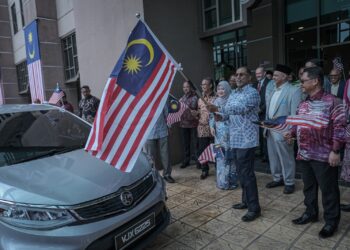 ZAMBRY Abdul Kadir bersama Fadhlina Sidek melepaskan Konvoi Merdeka pada Majlis Perhimpunan Bulanan Kementerian Pendidikan Tinggi di Putrajaya.-UTUSAN/FAIZ ALIF ZUBIR