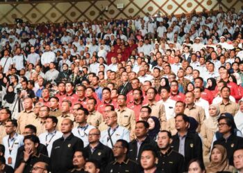 KENAIKAN gaji penjawat awam dijangka memberikan impak positif kepada kutipan cukai pendapatan individu. - GAMBAR HIASAN