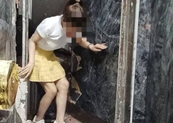 BILIK rahsia di sebalik dinding sebuah tandas pusat hiburan ditemukan dalam operasi Op Gegar di Ipoh semalam. - UTUSAN