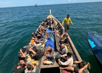 KEADAAN warga Indonesia yang hanyut selama lapan hari di laut setelah bot dinaiki mereka mengalami kerosakan. - UTUSAN/IHSAN PDRM