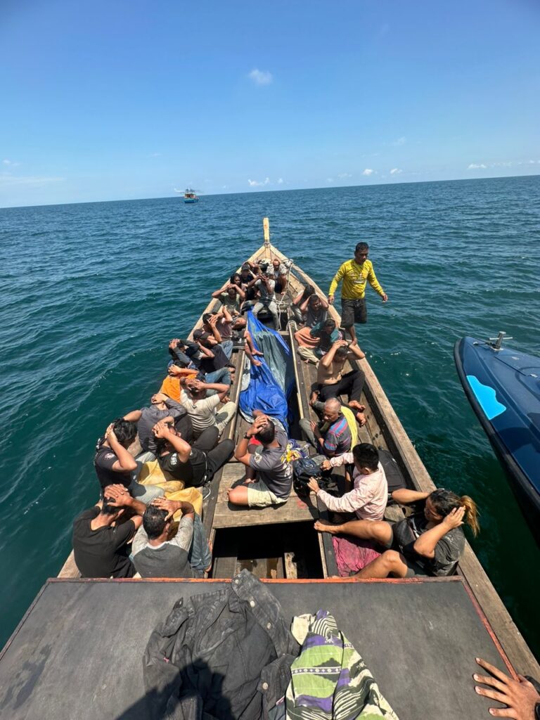 30 warga Indonesia hanyut lapan hari di laut 30 warga Indonesia hanyut lapan hari di laut