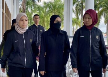 NURIZAH Noordin (tengah) diiringi keluar dari Mahkamah Sesyen selepas menghadapi pertuduhan pecah amanah di Mahkamah Alor Setar.