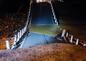 JALAN runtuh akibat hujan lebat di Jalan Slim River - Behrang Ulu, Slim River, Tanjung Malim hari ini. - UTUSAN
