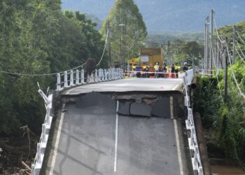 JAMBATAN Slim River-Behrang Ulu yang runtuh dalam kejadian kepala air dan empangan pecah di Slim Village, Slim River yang berlaku semalam. - UTUSAN/ZULFACHRI ZULKIFLI