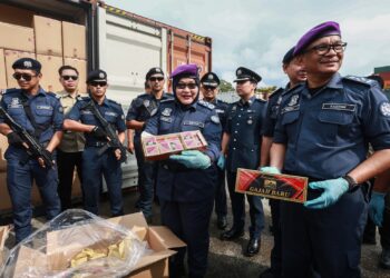 ANIS Rizana Mohd. Zainudin menunjukkan salah satu kontena yang mengandungi rokok dan tembakau seludup pada sidang akhbar dekat Wisma Kastam Selangor, Pulau Indah di Klang, Selangor, hari ini. - UTUSAN / AFIQ RAZALI