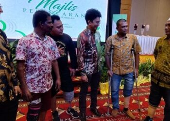 TUNKU Zain Al-'Abidin ibni Tuanku Muhriz (tiga dari kanan) beramah mesra bersama para penerima kaki palsu selepas melancarkan kempen Feet4Life peringkat Negeri Sembilan di Seremban.-UTUSAN/NAZARUDIN SHAHARI.