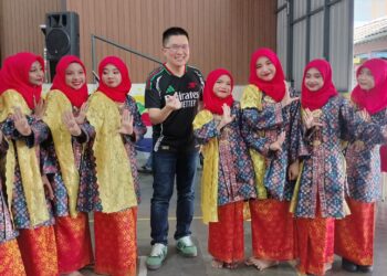 WONG Kah Woh (tengah) bersama pelajar pada program Semarak Bahasa Kebangsaan Kampung  Baru Pokok Assam di SJKC Pokok Assam di Taiping  hari ini. - UTUSAN/WAT KAMAL ABAS
