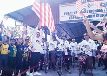 CHE Saad Nordin (tengah) memulakan misi Kayuhan Merdeka Jelajah Semenanjung 2024 di Dewan Serbaguna di Kampung Guar Lobak, Padang Serai, Perak.