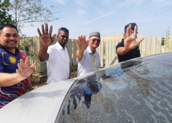 SAZALI Yaacob (dua dari kanan) bersama penduduk menunjukkan kesan debu pada kereta yang didakwa berpunca daripada projek perumahan baharu berhampiran kediaman mereka di kawasan Taman Kulim Utama, Kulim, Kedah.