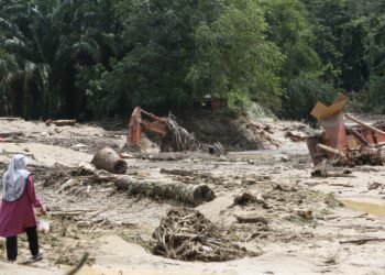 KEADAAN kawasan yang dilanda banjir dalam kejadian kepala air semalam ketika tinjauan di Kampung Pasir Sungai Muda, Slim River hari ini. - UTUSAN/MUHAMAD NAZREEN SYAH MUSTHAFA