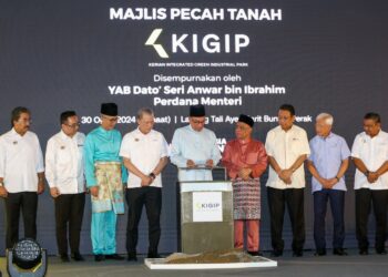 ANWAR Ibrahim (tengah) merasmikan majlis pecah tanah Taman Perindustrian Hijau Bersepadu Kerian (KIGIP)  di Parit Buntar hari ini. - UTUSAN/MUHAMAD NAZREEN SYAH MUSTHAFA