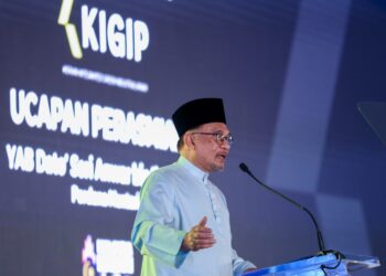 ANWAR Ibrahim berucap pada majlis pecah tanah Taman Perindustrian Hijau Bersepadu Kerian (KIGIP)  di Parit Buntar hari ini. - UTUSAN/MUHAMAD NAZREEN SYAH MUSTHAFA