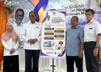 DR. DZULKEFLY Ahmad (dua, kiri) merasmikan Kem Kesihatan Minda, Kunci Kesejahteraan Warga Emas di Dewan Komuniti Rancangan Kemajuan Tanah (RKT) Kesedar Jeram Tekoh di Gua Musang, Kelantan hari ini. UTUSAN/AIMUNI TUAN LAH.