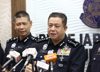 AZIZI Mat Aris dalam sidang akhbar di IPK Perak di Ipoh hari ini. - UTUSAN/MUHAMAD NAZREEN SYAH MUSTHAFA