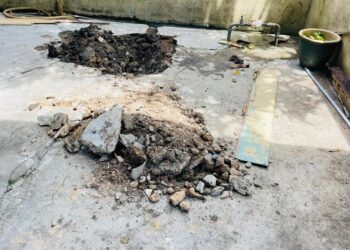 LOKASI penemuan mayat bayi di sebuah rumah di Taman Sri Rokam, Ipoh hari ini. - UTUSAN