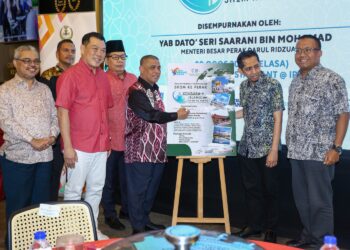 SAARANI Mohamad (tiga dari kiri) merasmikan pelancaran Pakej Mesra Muslim Kembara Islamik di Ipoh. - UTUSAN/MUHAMAD NAZREEN SYAH MUSTHAFA