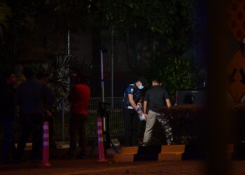 PASUKAN polis memeriksa lokasi kejadian berbalas tembakan dengan penjenayah warga Afrika di Bandar Sunway, Petaling Jaya, malam tadı.