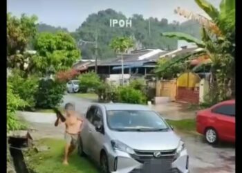 LELAKI yang menghentak cermin kereta menggunakan atap genting dalam kejadian di Taman Wing Onn, Ipoh baru-baru ini. - UTUSAN