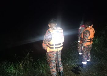 PASUKAN mencari dan penyelamat hadir ke lokasi di tebing Sungai Pahang di Kampung Kiambang, dekat Ganchong, Pekan, untuk membuat tinjauan awal sejurus selepas menerima laporan kehilangan orang kurang upaya yang dikhuatiri lemas. - IHSAN BOMBA