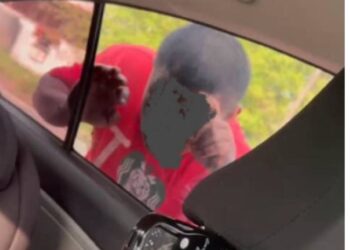 SEORANG lelaki warga asing bertindak menahan dan memeriksa kereta dipandu wanita bagi mencari isterinya, ditahan polis semalam.
