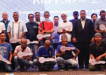 AZRUL Mahathir Aziz (berdiri, lima dari kanan) bersama sebahagian nelayan pada majlis perasmian Mesyuarat Tahunan Kedua Koperasi Komuniti Pulau Pinang Selatan Berhad (KKPPSB) di George Town, Pulau Pinang.