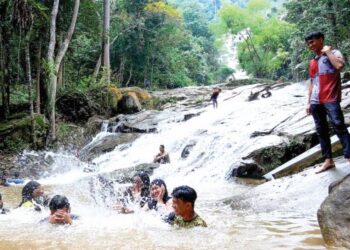 PENGUNJUNG beriadah di Air Terjun Lata Kinjang, Tapah ketika tinjauan semalam. – UTUSAN/MUHAMAD NAZREEN SYAH MUSTHAFA