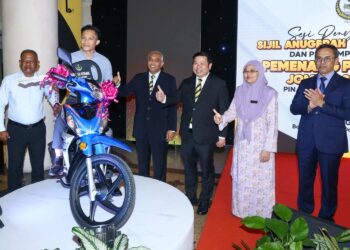 KHAIRUDIN Abu Hanipah (tiga dari kiri) pada penyampaian sijil Anugerah Pelajar Cemerlang dan hadiah pemenang JomPay dan Menang Pinjaman Pengajian Tinggi di Bangunan Perak Darul Ridzuan di Ipoh hari ini. - UTUSAN/MUHAMAD NAZREEN SYAH MUSTHAFA