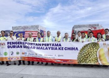 ANTHONY Loke (tengah) bersama Arthur Joseph Kurup (empat kiri) ketika gimik pelancaran pengeksportan pertama durian segar Malaysia ke China di Kargo Terminal KLIA, Sepang, Selangor. – MINGGUAN/FAISOL MUSTAFA