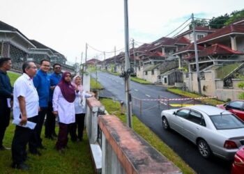 Aiman Athirah (depan) mengadakan lawatan tapak TFST ke projek perumahan swasta terbengkalai di Taman Desa Anjung Putra, Sepang, Selangor.