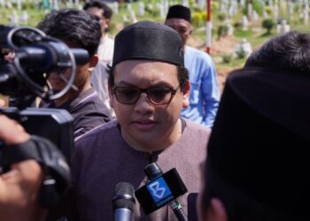 ROZ ARIFFIN Rozaid ketika ditemui pemberita di Tanah Perkuburan Islam Presint 20, Putrajaya, semalam.