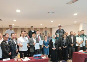 ABDUL RASHID Mohamed Sharif (tengah) bergambar selepas sidang akhbar isu pindaan Akta Juruukur Tanah Berlesen di Putrajaya. - UTUSAN/AMREE AHMAD