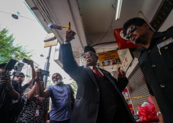 IBRAHIM Mat Zin hadir di lokasi dan menawarkan diri untuk mencari mangsa hilang di Jalan Masjid India, Kuala Lumpur.- UTUSAN/IQBAL ROSLI