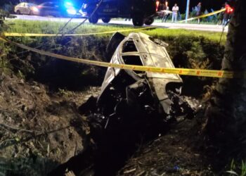 KEADAAN kereta Honda City yang terbakar selepas terbabas di Teluk Intan semalam.- UTUSAN/IHSAN PDRM