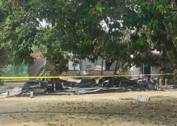 KEADAAN rumah yang didiami dua warga emas bersama cucu serta anak mereka musnah dalam kejadian kebakaran di Kampung Paya Redan, Pagoh, Muar awal pagi tadi.