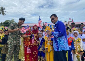 Shahrin Lizar Saad bersama dengan Guru Besar Sekolah Kebangsaan Terusan Baru Semporna, Budlaji Tianjji dan murid sekolah berkenaan meraikan Program Madani Jiwa Merdeka di Pulau Bum Bum, Sabah Rabu lalu.