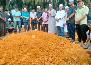 MAJLIS pengkebumian jenazah tiga sekeluarga yang maut dalam kebakaran di Kampung Paya Redan, Pagoh di Tanah Perkuburan Islam Kampung Paya Redan, semalam.