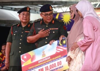 AZLIN Tukiran mengiringi ibunya, Sa'adiah Amin menerima Anugerah Tokoh Kemerdekaan Selangor 2024 bagi pihak Allahyarham Mohd. Azrul Tukiran pada Sambutan Hari Kemerdekaan Ke-67 Peringkat Selangor, di Shah Alam, Selangor, malam tadi. - UTUSAN/AFIQ RAZALI