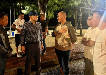 SHADAN Othman bersama Ahli Dewan Undangan Negeri (ADUN) Klebang, Datuk Lim Ban Hong mendengar rintihan Pengerusi Persatuan Perpaduan Peniaga Pantai Klebang, Mohd. Ayub Alias (tiga dari kiri) sewaktu meninjau Pantai Klebang, Melaka. - UTUSAN/AMRAN MULUP