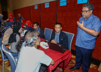 AHMAD Jailani Muhamed Yunus (kanan) pada Hari Terbuka SPA@Perak di Ipoh hari ini. - UTUSAN/MUHAMAD NAZREEN SYAH MUSTHAFA