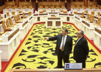 JOHARI  Abdul (kiri) ketika melawat Dewan Negeri Perak di Ipoh hari ini. - UTUSAN/MUHAMAD NAZREEN SYAH MUSTHAFA