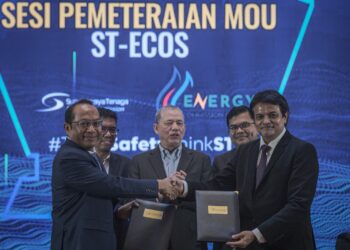 FADILLAH Yusof menyaksikan sesi pemeteraian MoU di antara Suruhanjaya Tenaga dan Energy Commission of Sabah (ECOS) pada Majlis TVET Competent ST di Putrajaya. - UTUSAN/FAIZ ALIF ZUBIR