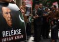 SEORANG penyokong PTI memegang sepanduk menuntut pembebasan bekas Perdana Menteri, Imran Khan semasa perhimpunan di Sydney.- AFP