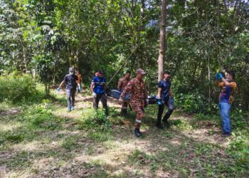 ANGGOTA bomba dan polis mengusung jenazah warga emas yang ditemukan lemas di Kampung Beta Hulu, Nilam Puri, Kota Bharu, Kelantan.