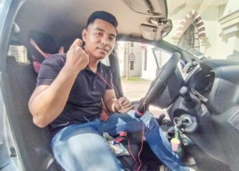 MUHAMMAD Shalihin Hashim menyiapkan kerja-kerja menjahit pembalut stereng sebuah kereta di Bandar Jertih, Besut, Terengganu, semalam. – UTUSAN/WAN ZURATIKAH IFFAH WAN ZULKIFLI