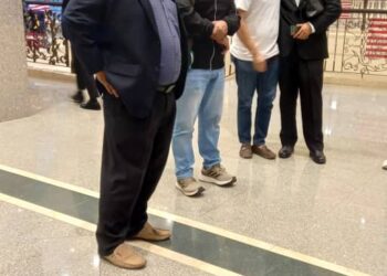 MUHAMMAD Maliki Abdul Halim (dua dari kiri) hadir di Mahkamah Persekutuan Putrajaya bagi mengikuti prosiding permohonan kebenaran merayu. UTUSAN/NORLIZAH ABAS