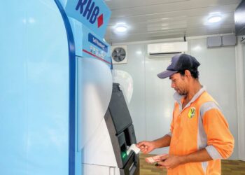 KEMUDAHAN mesin juruwang automatik (ATM) membantu menjimatkan masa dan kos minyak penduduk Kampung Bertam Baru, Gua Musang, Kelantan. – UTUSAN/AIMUNI TUAN LAH