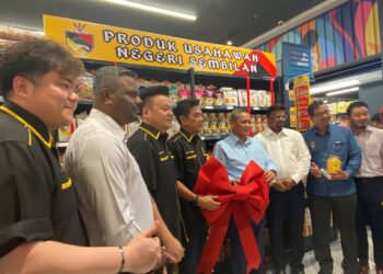 AMINUDDIN Harun bersama Rosyam Nor dalam majlis pembukaan ST Rosyam Mart Senawang di Seremban, hari ini. - UTUSAN/NOR SHAFAWATI YUP