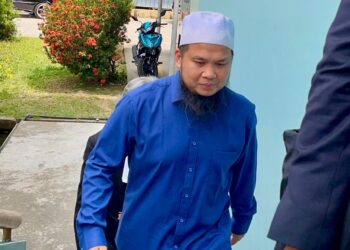 EBIT Lew semasa menghadiri perbicaraan kes gangguan seksual di Mahkamah Majistret Tenom hari ini.