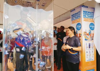 Nie Ching melawat booth pameran di Karnival Komunikasi 2024 di Hutan Bandar Putra Kulai, Kulai