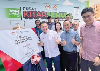 NGA Kor Ming (kiri) merasmikan Pusat Kitar Semula yang menggunakan sistem KITARecycle di  Projek Perumahan  Rakyat Kempas Permai, Johor Bahru.